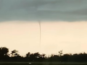 Detik-detik Waterspout di Perairan Selatan Bandara YIA Terekam Kamera