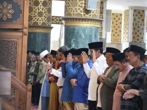 Bareng Luthfi-Yasin, Jokowi Salat Jumat di Masjid Agung Al Aqsha Klaten