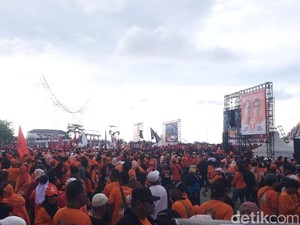 Danny-Azhar Naik Pinisi ke Lokasi Kampanye Akbar, Disambut Riuh Pendukung