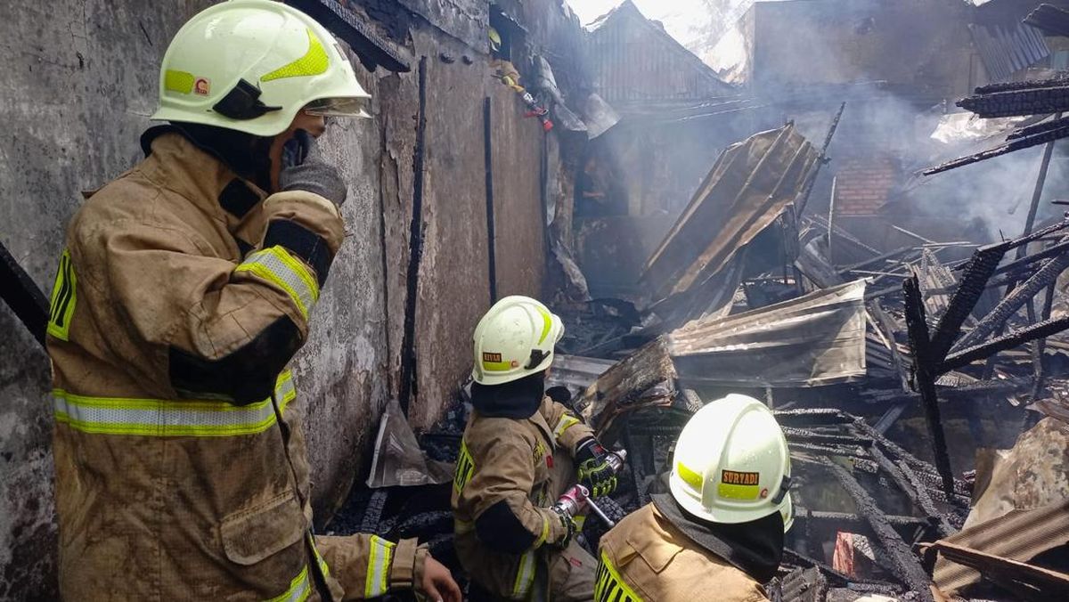 Ilustrasi berita Nasional: Belasan Rumah di Kampung Melayu Jaktim Terbakar Akibat Korsleting Listrik