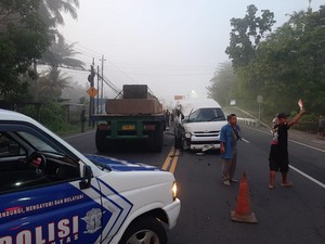 Adu Banteng Minibus Rombongan Warga Cirebon Vs Truk di Sentolo