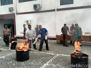 Kejari Pasuruan Musnahkan Barang Bukti Sabu, Pita Cukai, Serbuk Peledak