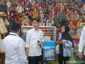 Ketemu Ribuan Emak-emak di Semarang, Wapres Gibran Borong Getuk