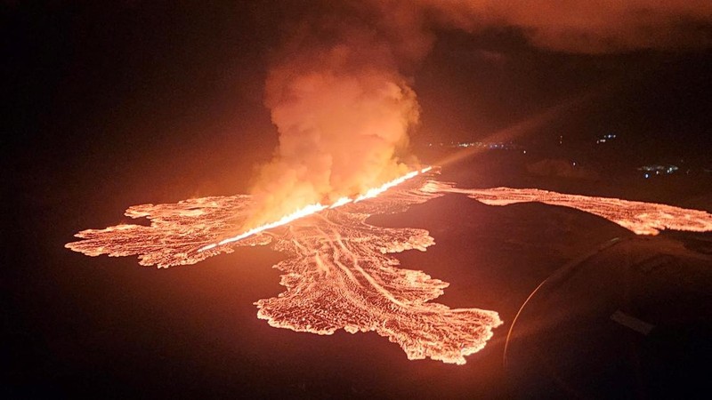 Lava dan asap menyembur dari gunung berapi dekat Grindavik di semenanjung Islandia Reykjanes, Gambar selebaran yang dirilis pada 21 November 2024. (via REUTERS/Civil Protection of Iceland)