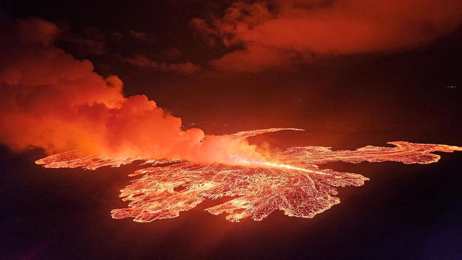 Lava dan asap menyembur dari gunung berapi dekat Grindavik di semenanjung Islandia Reykjanes, Gambar selebaran yang dirilis pada 21 November 2024. (via REUTERS/Civil Protection of Iceland)
