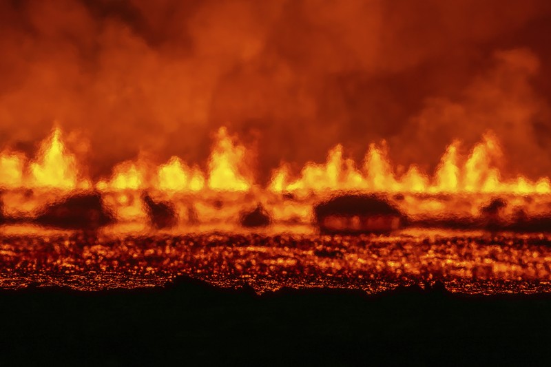 Lava dan asap menyembur dari gunung berapi dekat Grindavik di semenanjung Islandia Reykjanes, Gambar selebaran yang dirilis pada 21 November 2024. (via REUTERS/Civil Protection of Iceland) Lava dan asap menyembur dari gunung berapi dekat Grindavik di semenanjung Islandia Reykjanes, Gambar selebaran yang dirilis pada 21 November 2024. (via REUTERS/Civil Protection of Iceland)