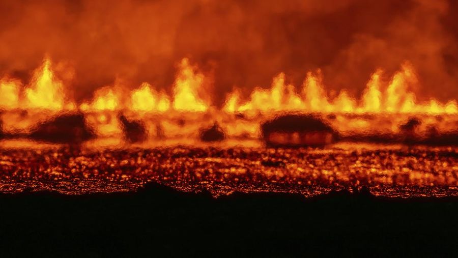 Lava dan asap menyembur dari gunung berapi dekat Grindavik di semenanjung Islandia Reykjanes, Gambar selebaran yang dirilis pada 21 November 2024. (via REUTERS/Civil Protection of Iceland)