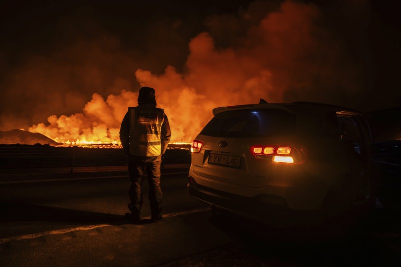Lava dan asap menyembur dari gunung berapi dekat Grindavik di semenanjung Islandia Reykjanes, Gambar selebaran yang dirilis pada 21 November 2024. (via REUTERS/Civil Protection of Iceland) Lava dan asap menyembur dari gunung berapi dekat Grindavik di semenanjung Islandia Reykjanes, Gambar selebaran yang dirilis pada 21 November 2024. (via REUTERS/Civil Protection of Iceland)