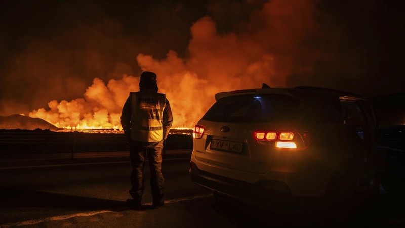 Lava dan asap menyembur dari gunung berapi dekat Grindavik di semenanjung Islandia Reykjanes, Gambar selebaran yang dirilis pada 21 November 2024. (via REUTERS/Civil Protection of Iceland)