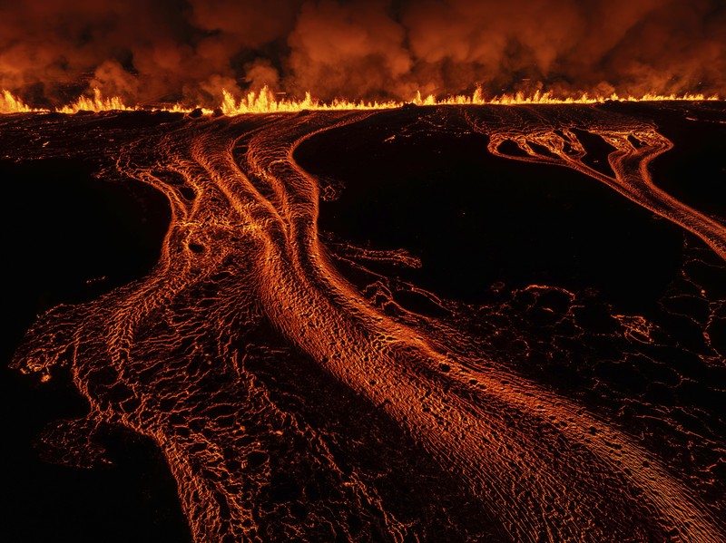 Lava dan asap menyembur dari gunung berapi dekat Grindavik di semenanjung Islandia Reykjanes, Gambar selebaran yang dirilis pada 21 November 2024. (via REUTERS/Civil Protection of Iceland) Lava dan asap menyembur dari gunung berapi dekat Grindavik di semenanjung Islandia Reykjanes, Gambar selebaran yang dirilis pada 21 November 2024. (via REUTERS/Civil Protection of Iceland)