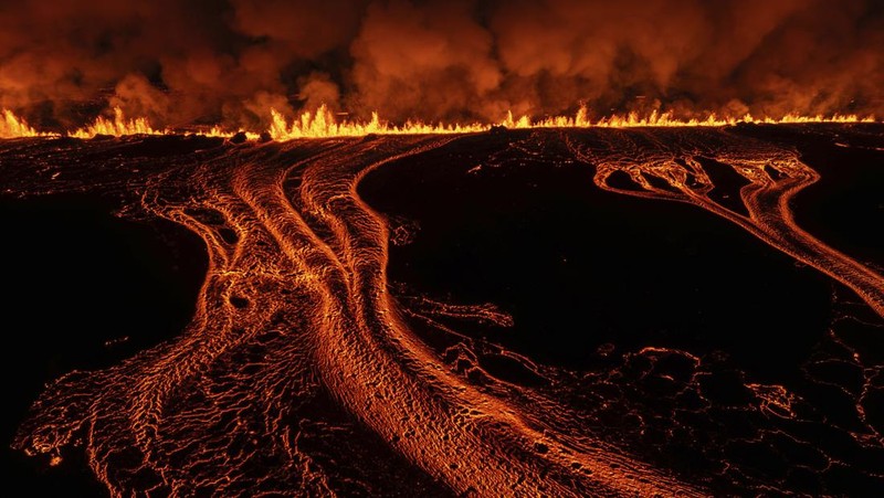 Lava dan asap menyembur dari gunung berapi dekat Grindavik di semenanjung Islandia Reykjanes, Gambar selebaran yang dirilis pada 21 November 2024. (via REUTERS/Civil Protection of Iceland)