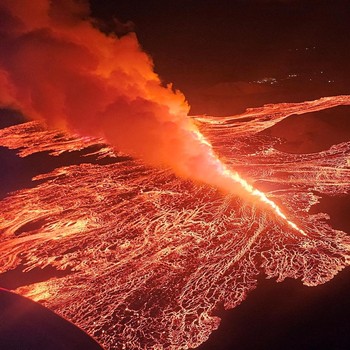 Potret Gunung Berapi Mengamuk di 'Negeri Es'
