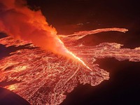 Potret Gunung Berapi Mengamuk di 'Negeri Es'