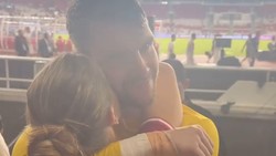 Momen Mesra Maarten Paes Peluk Pacar Usai Laga Timnas RI, Viral Bikin Baper
