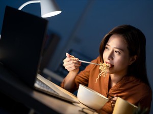 Makan Lewat Jam 5 Sore Ternyata Punya Efek Merugikan Kesehatan