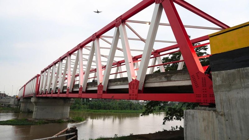 Menteri Pekerjaan Umum (PU) Dody Hanggodo meninjau pelaksanaan Inpres Jalan Daerah (IJD) di Provinsi Jawa Timur,  tepatnya di Jembatan Jongbiru, Kabupaten Kediri, Kamis (21/11/2024). (Dok: Biro Komunikasi Publik Kementerian PU)