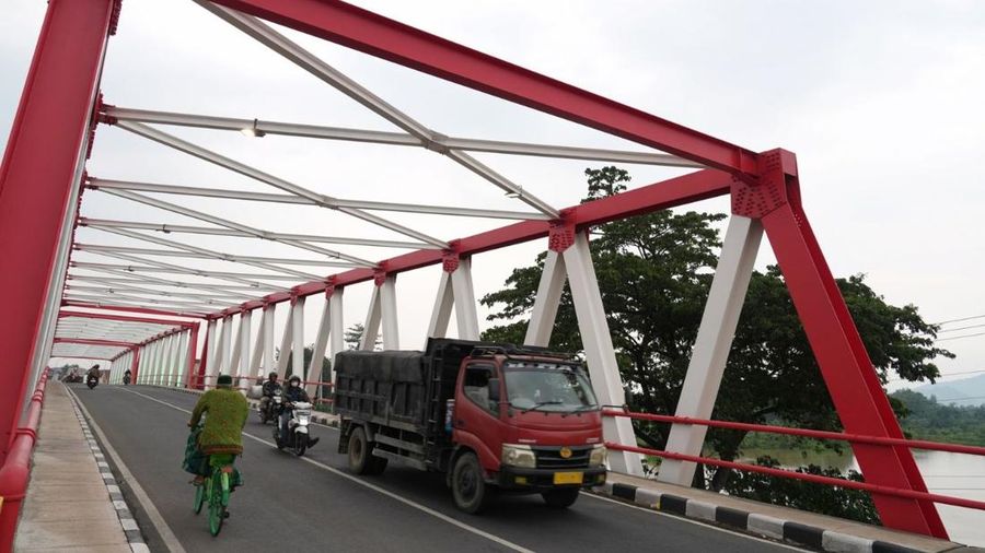 Menteri Pekerjaan Umum (PU) Dody Hanggodo meninjau pelaksanaan Inpres Jalan Daerah (IJD) di Provinsi Jawa Timur,  tepatnya di Jembatan Jongbiru, Kabupaten Kediri, Kamis (21/11/2024). (Dok: Biro Komunikasi Publik Kementerian PU)