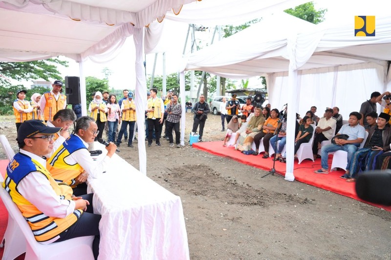 Menteri Pekerjaan Umum (PU) Dody Hanggodo meninjau pelaksanaan Inpres Jalan Daerah (IJD) di Provinsi Jawa Timur, tepatnya di Jembatan Jongbiru, Kabupaten Kediri, Kamis (21/11/2024). (Dok: Biro Komunikasi Publik Kementerian PU) Menteri Pekerjaan Umum (PU) Dody Hanggodo meninjau pelaksanaan Inpres Jalan Daerah (IJD) di Provinsi Jawa Timur, tepatnya di Jembatan Jongbiru, Kabupaten Kediri, Kamis (21/11/2024). (Dok: Biro Komunikasi Publik Kementerian PU)