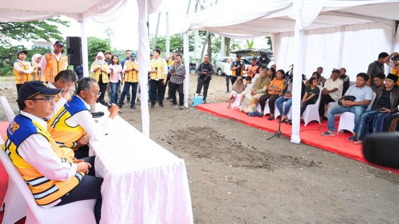 Menteri Pekerjaan Umum (PU) Dody Hanggodo meninjau pelaksanaan Inpres Jalan Daerah (IJD) di Provinsi Jawa Timur,  tepatnya di Jembatan Jongbiru, Kabupaten Kediri, Kamis (21/11/2024). (Dok: Biro Komunikasi Publik Kementerian PU)