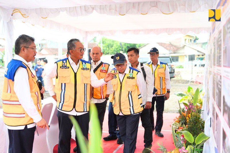 Menteri Pekerjaan Umum (PU) Dody Hanggodo meninjau pelaksanaan Inpres Jalan Daerah (IJD) di Provinsi Jawa Timur,  tepatnya di Jembatan Jongbiru, Kabupaten Kediri, Kamis (21/11/2024). (Dok: Biro Komunikasi Publik Kementerian PU)