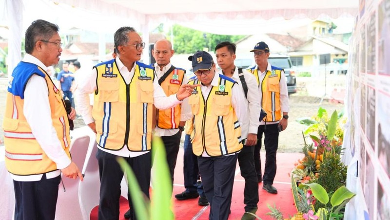 Menteri Pekerjaan Umum (PU) Dody Hanggodo meninjau pelaksanaan Inpres Jalan Daerah (IJD) di Provinsi Jawa Timur,  tepatnya di Jembatan Jongbiru, Kabupaten Kediri, Kamis (21/11/2024). (Dok: Biro Komunikasi Publik Kementerian PU)