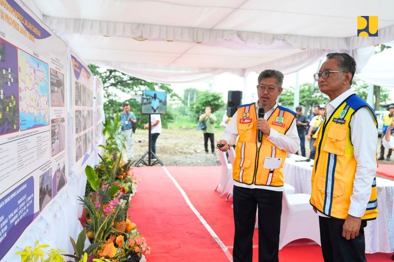 Menteri Pekerjaan Umum (PU) Dody Hanggodo meninjau pelaksanaan Inpres Jalan Daerah (IJD) di Provinsi Jawa Timur, tepatnya di Jembatan Jongbiru, Kabupaten Kediri, Kamis (21/11/2024). (Dok: Biro Komunikasi Publik Kementerian PU) Menteri Pekerjaan Umum (PU) Dody Hanggodo meninjau pelaksanaan Inpres Jalan Daerah (IJD) di Provinsi Jawa Timur, tepatnya di Jembatan Jongbiru, Kabupaten Kediri, Kamis (21/11/2024). (Dok: Biro Komunikasi Publik Kementerian PU)