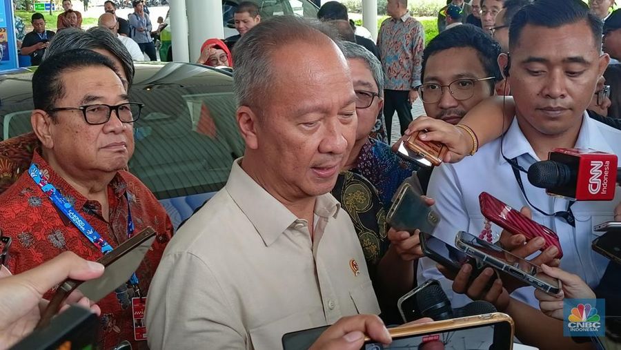Menteri Perindustrian Agus Gumiwang Kartasasmita saat memberikan keterangan kepada awak media di gelaran Gaikindo Jakarta Auto Week (GJAW) 2024 di ICE BSD, Tangerang Selatan, Jumat (22/11/2024). (²©²ÊÍøÕ¾/Ferry Sandi)