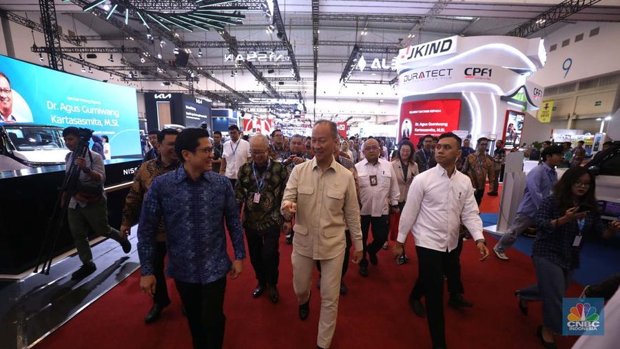 Menteri Perindustrian RI Agus Gumiwang Kartasasmita Dirjen ILMATE Setia Diarta, Sekjen Kementerian Perindustrian Eko S.A Cahyanto, dan Anggota DPR RI Komisi VII Ilham Permana bersama Ketua Umum GAIKINDO Yohannes Nangoi dan Ketua Penyelenggara Pameran Rizwan Alamsjah. (²©²ÊÍøÕ¾/Muhammad Sabki)