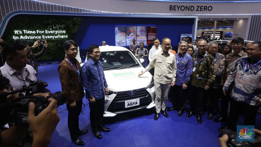 Suasana pameran otomotif Gaikindo Jakarta Auto Week (GJAW) 2024 di ICE BSD, Tangerang Selatan, Jumat (22/11/2024). (CNBC Indonesia/Muhamad Sabki)