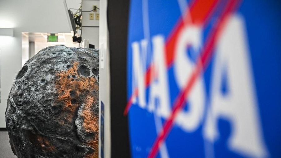 Model asteroid kaya logam bernama Psyche ditampilkan di pusat media di Kennedy Space Center NASA di Cape Canaveral, Florida, pada 10 Oktober 2023. (Photo by CHANDAN KHANNA / AFP/File Foto)