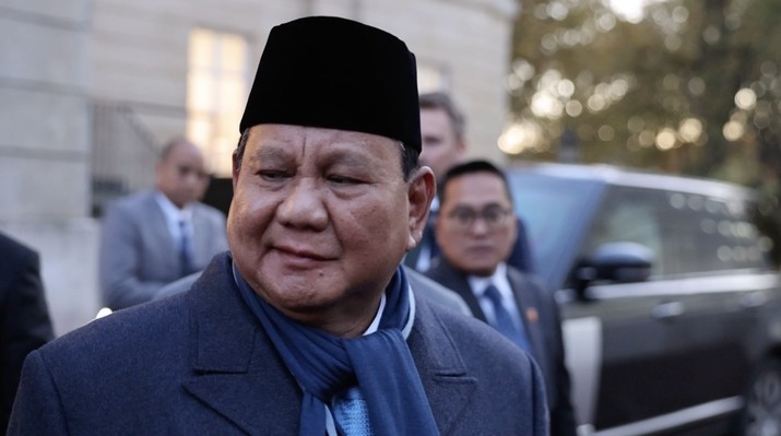 Momen Prabowo Beri Perhatian Sri Mulyani Saat Kedinginan di London- Pakai Jubah, You’ll Get Cold. (Tim Komunikasi Presiden)