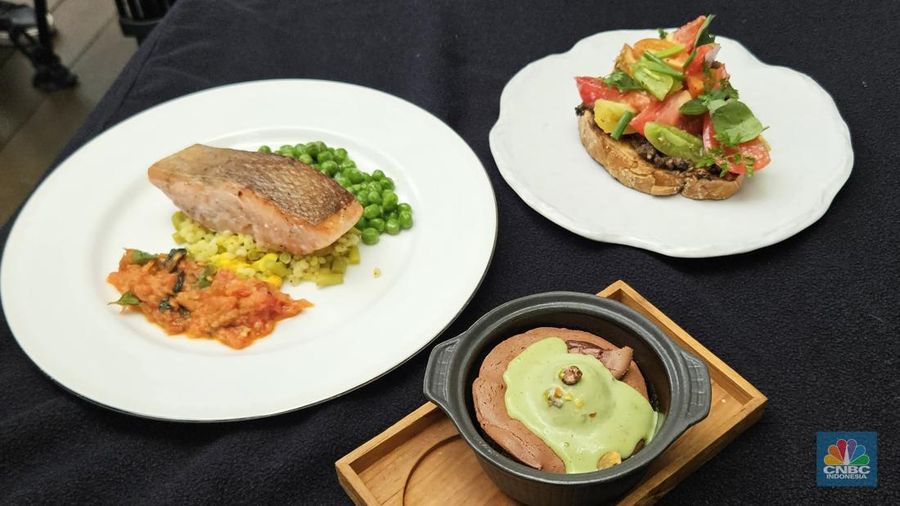 Para peserta, termasuk perwakilan dari Kedutaan Besar Inggris serta media, mempelajari teknik inti yang memadukan masakan Inggris dengan cita rasa Indonesia. (CNBC Indonesia/Thea Fathanah Arbar)