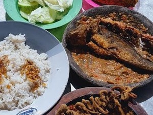 5 Warung Pecel Lele Legendaris Ini Sambalnya Nampol