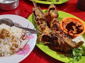5 Pecel Lele Terkenal di Jakarta Barat yang Sambalnya Juara!