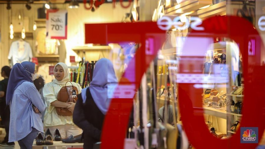 Pengunjung melihat produk yang dijual pada salah satu tenan di pusat perbelanjaan Kuningan City, Jakarta, Jumat (22/11/2024). (վ/Faisal Rahman)