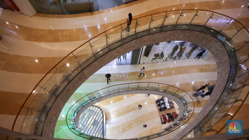 Pengunjung melihat produk yang dijual pada salah satu tenan di pusat perbelanjaan Kuningan City, Jakarta, Jumat (22/11/2024). (CNBC Indonesia/Faisal Rahman)