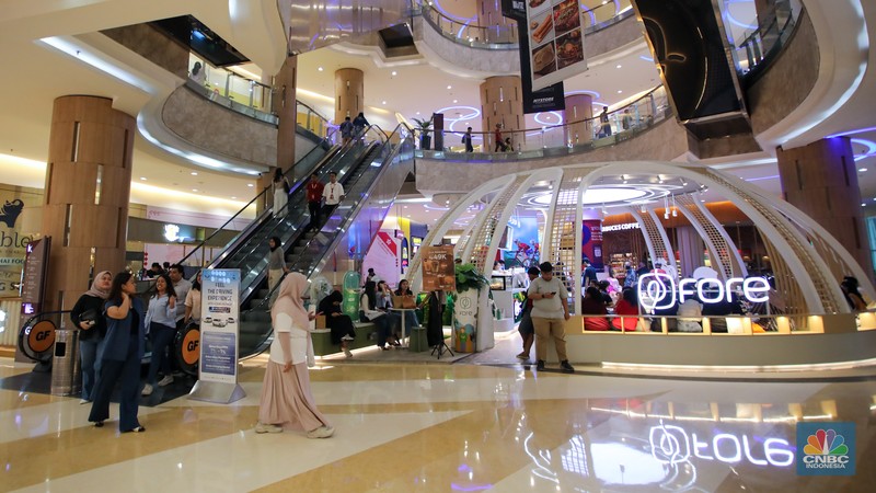 Pengunjung melihat produk yang dijual pada salah satu tenan di pusat perbelanjaan Kuningan City, Jakarta, Jumat (22/11/2024). Pengunjung melihat produk yang dijual pada salah satu tenan di pusat perbelanjaan Kuningan City, Jakarta, Jumat (22/11/2024). (CNBC Indonesia/Faisal Rahman)