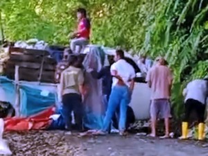 Gagal Nanjak, Pikap Bermuatan Buah Nyaris Terjun ke Jurang