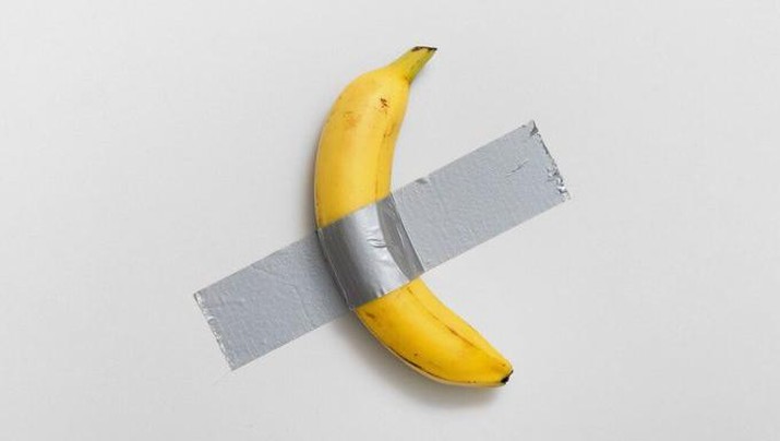 Pisang yang ditempel di dinding dengan lakban. (via @justinsuntron)