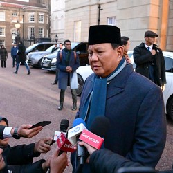 Kabar Gembira! Prabowo Bakal Naikan Gaji Guru PNS & Honorer di 2025