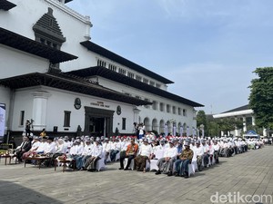 Saat 40 Ribu ASN Jabar Gunakan Sarung Tenun Berbuah Rekor Dunia