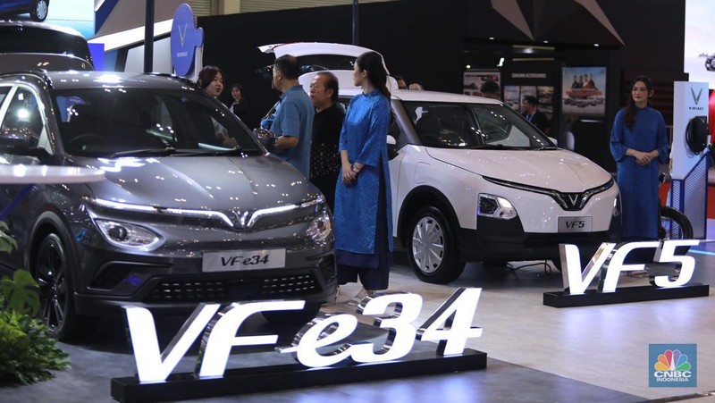 Sejumlah unit mobil Vinfast VF5 dan VFe34 dipajang di booth VinFast di ajang Gaikindo Jakarta Auto Week (GJAW) 2024 di Hall 6, ICE BSD, Tangerang, Jumat. 22/11. (CNBC Indonesia/Muhammad Sabki)