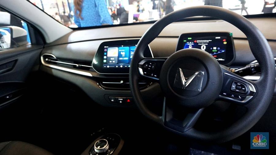 Sejumlah unit mobil Vinfast VF5 dipajang di booth VinFast di ajang Gaikindo Jakarta Auto Week (GJAW) 2024 di Hall 6, ICE BSD, Tangerang, Jumat. 22/11. (CNBC Indonesia/Muhammad Sabki)