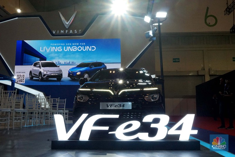 Suasana aktifitas pengunjung booth VinFast di ajang Gaikindo Jakarta Auto Week (GJAW) 2024 di Hall 6, ICE BSD, Tangerang, Jumat. (22/11/2024). (CNBC Indonesia/Muhammad Sabki)