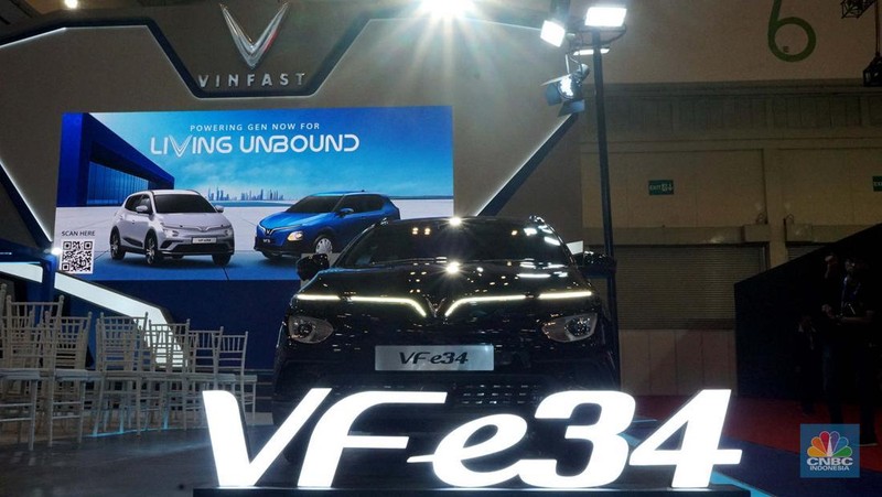 Suasana aktifitas pengunjung booth VinFast di ajang Gaikindo Jakarta Auto Week (GJAW) 2024 di Hall 6, ICE BSD, Tangerang, Jumat. (22/11/2024). (վ/Muhammad Sabki)