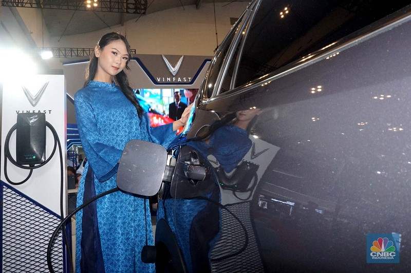 Suasana aktifitas pengunjung booth VinFast di ajang Gaikindo Jakarta Auto Week (GJAW) 2024 di Hall 6, ICE BSD, Tangerang, Jumat. (22/11/2024). (CNBC Indonesia/Muhammad Sabki)