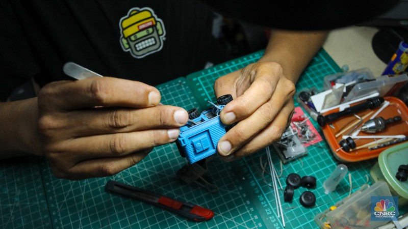 Seniman modifikasi miniatur mobil spesialis jenis Offroad Ade Parlin (46) menunjukan pesanan custom di workshop Custom Dimana (diecast dan mainan) di Pasar Cipinang Besar Gembrong Baru, Jakarta, Jumat (22/11/2024). Seniman modifikasi miniatur mobil spesialis jenis Offroad Ade Parlin (46) menunjukan pesanan custom di workshop Custom Dimana (diecast dan mainan) di Pasar Cipinang Besar Gembrong Baru, Jakarta, Jumat (22/11/2024). (CNBC Indonesia/Faisal Rahman)