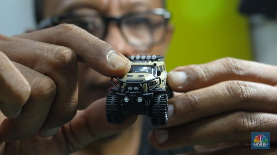 Seniman modifikasi miniatur mobil spesialis jenis Offroad Ade Parlin (46) menunjukan pesanan custom di workshop Custom Dimana (diecast dan mainan) di Pasar Cipinang Besar Gembrong Baru, Jakarta, Jumat (22/11/2024). (CNBC Indonesia/Faisal Rahman)