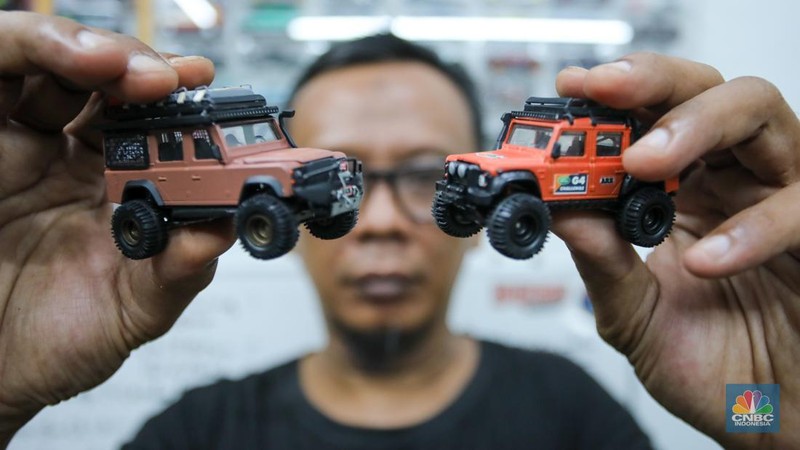 Seniman modifikasi miniatur mobil spesialis jenis Offroad Ade Parlin (46) menunjukan pesanan custom di workshop Custom Dimana (diecast dan mainan) di Pasar Cipinang Besar Gembrong Baru, Jakarta, Jumat (22/11/2024). (CNBC Indonesia/Faisal Rahman)