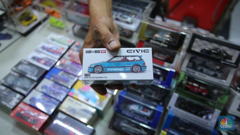 Seniman modifikasi miniatur mobil spesialis jenis Offroad Ade Parlin (46) menunjukan pesanan custom di workshop Custom Dimana (diecast dan mainan) di Pasar Cipinang Besar Gembrong Baru, Jakarta, Jumat (22/11/2024). (CNBC Indonesia/Faisal Rahman)